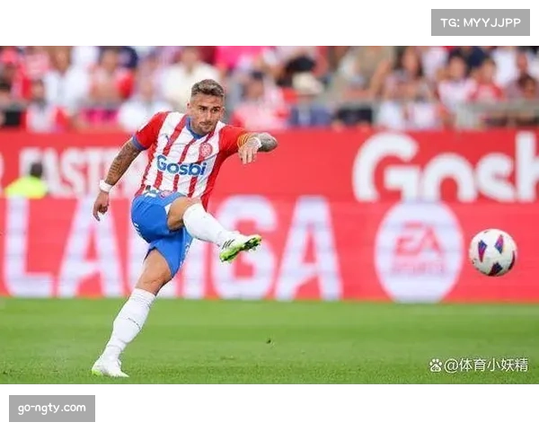 镜头捕捉：布雷斯特前锋在错失单刀后，愤怒踢向场边广告牌