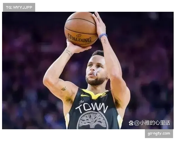 特写：斯蒂芬-库里在常规赛主场收官战后，长时间向球迷挥手致意